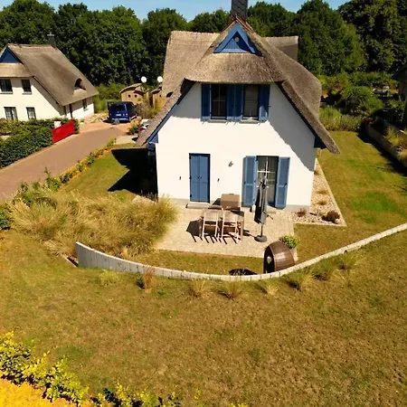 Reetdachhaus Seasons Mit Kamin & Sauna Groß Schwansee